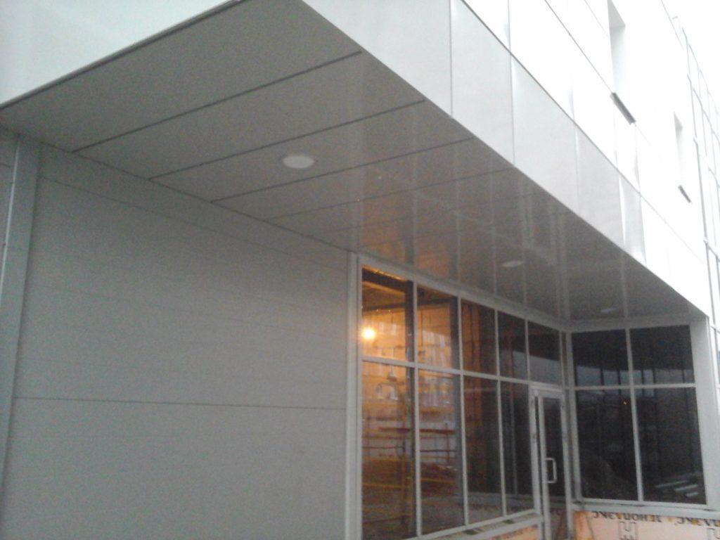 Вентилируемый фасад из металлокассет административного здания автомойки