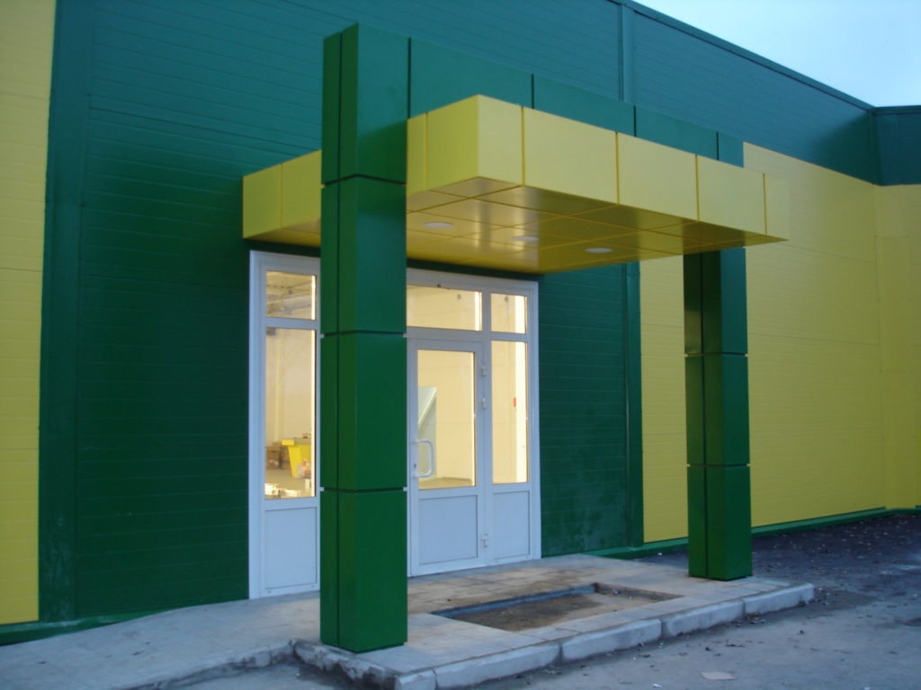 Навесной вентилируемый фасад из металлокассет продуктового магазина
