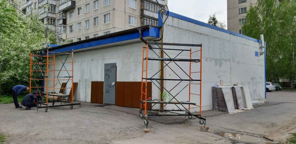 Монтаж металлокассет фасада магазина