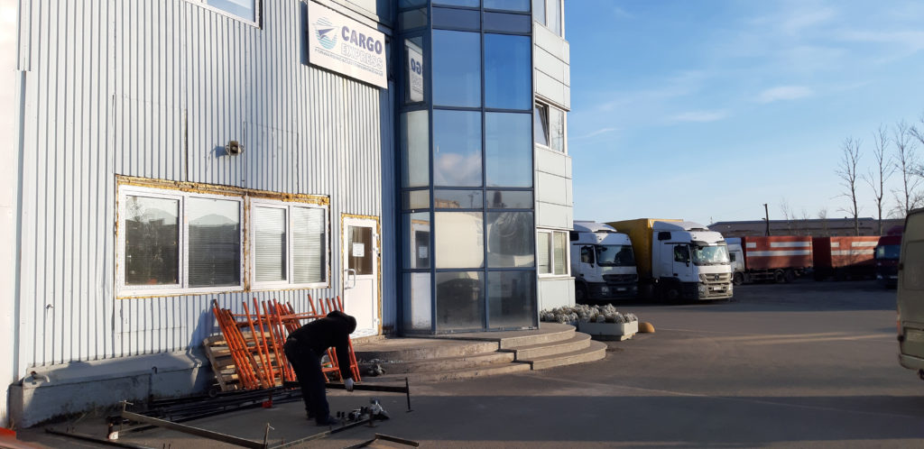 Реконструкция фасада административного здания CARGO Express. Реконструкция фасада административного здания CARGO Express.