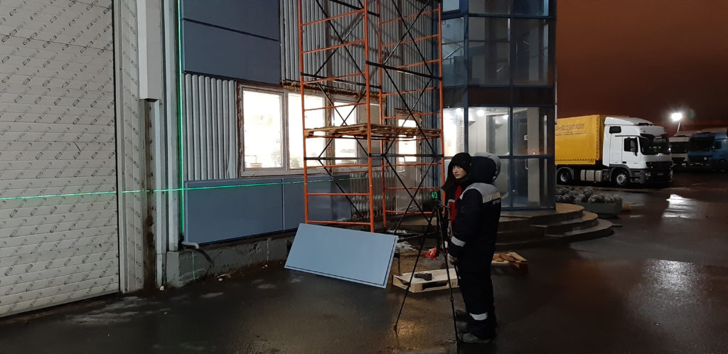 Реконструкция фасада административного здания CARGO Express. Видимое крепление металлокассет. Реконструкция фасада административного здания CARGO Express. Видимое крепление металлокассет.